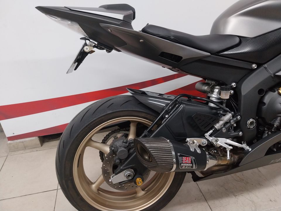 YAMAHA YZF-R6 4
