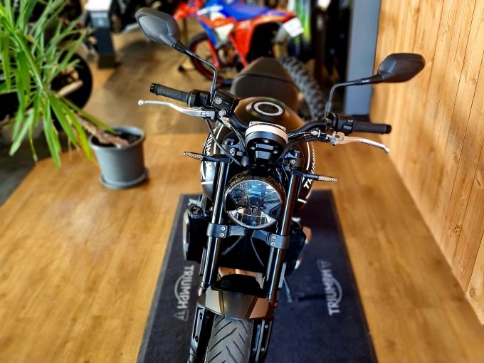 TRIUMPH TRIDENT 660 4
