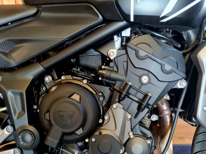 TRIUMPH TRIDENT 660 4