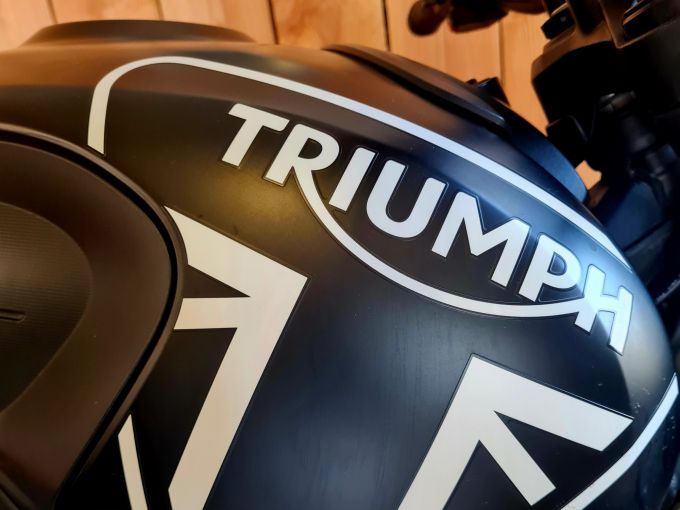 TRIUMPH TRIDENT 660 4