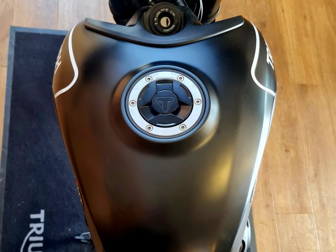 TRIUMPH TRIDENT 660 4