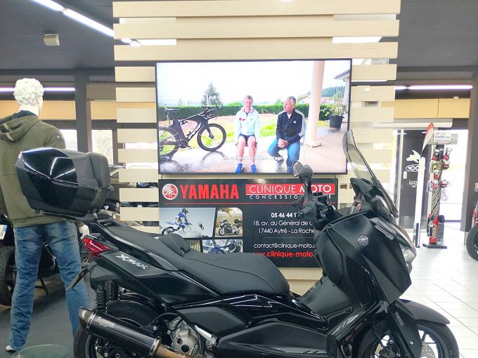 YAMAHA XMAX 300 Tech Max 4