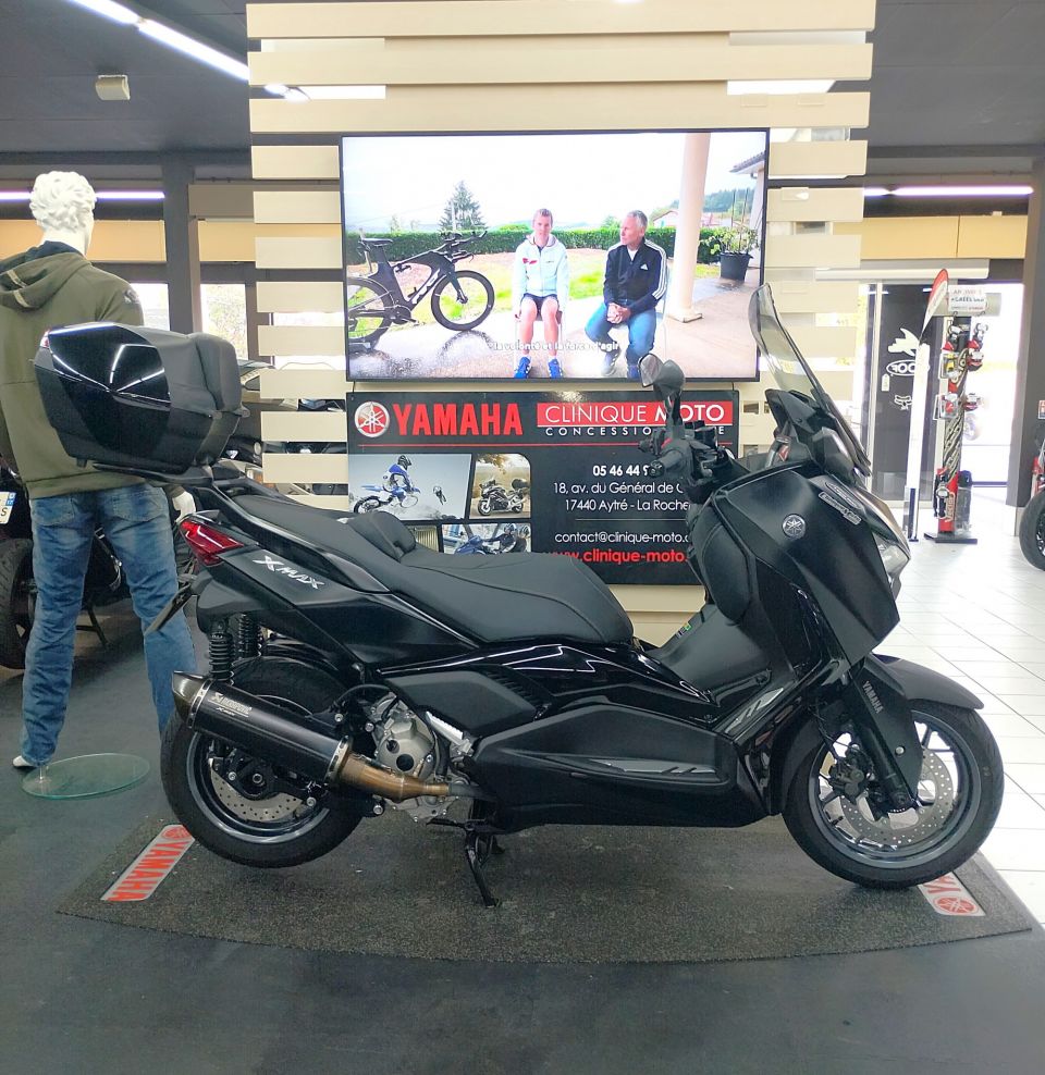 YAMAHA XMAX 300 Tech Max 4