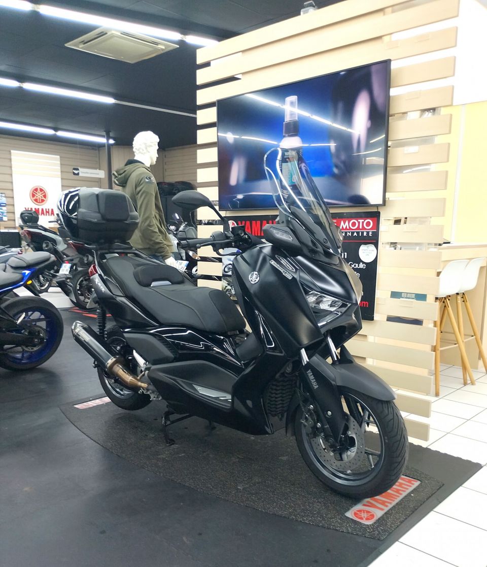 YAMAHA XMAX 300 Tech Max 4