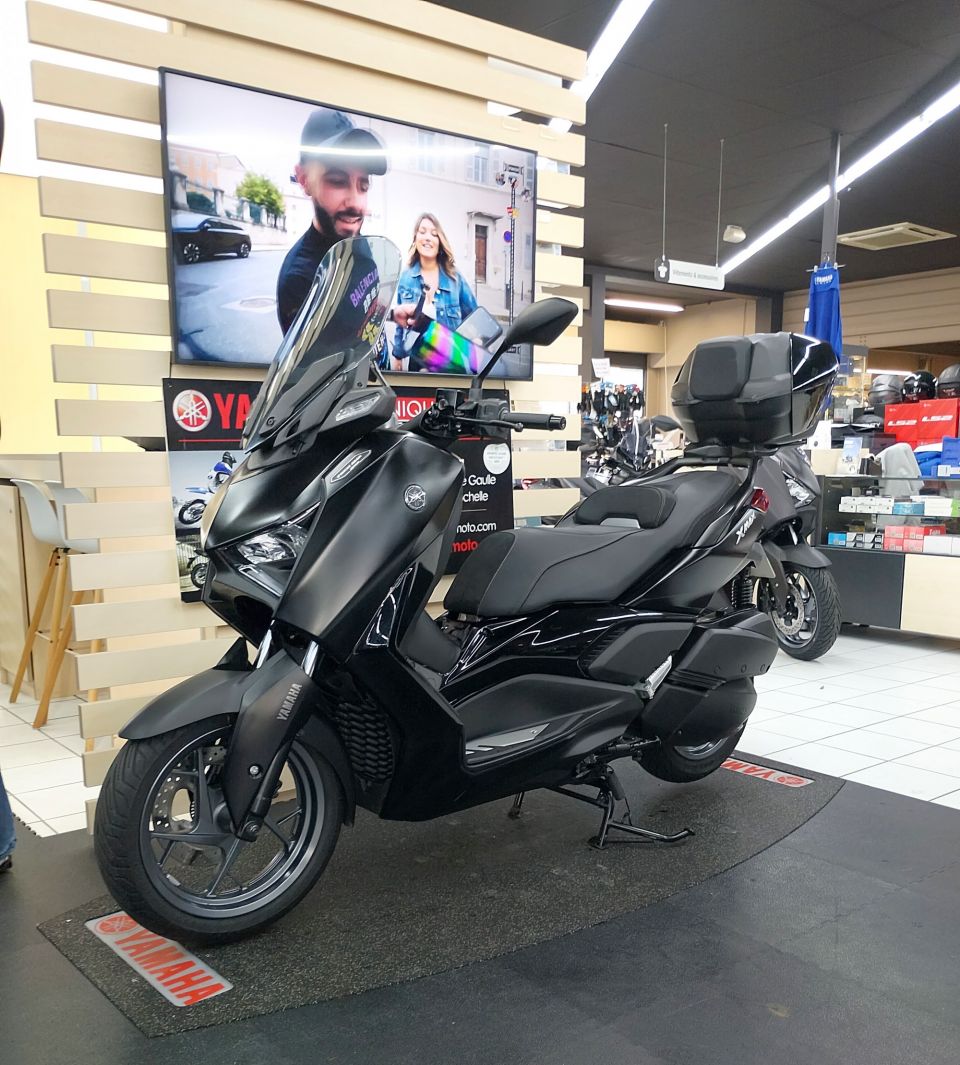 YAMAHA XMAX 300 Tech Max 4