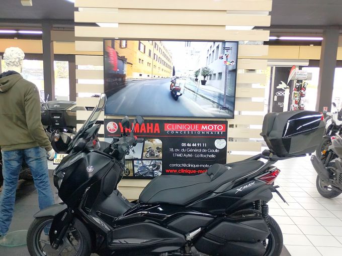YAMAHA XMAX 300 Tech Max 4