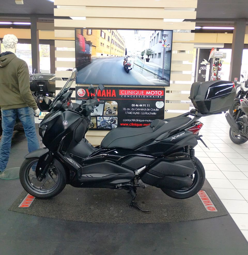 YAMAHA XMAX 300 Tech Max 4