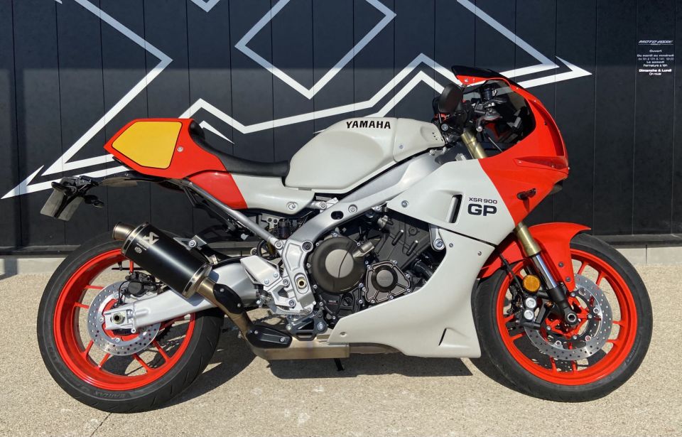 YAMAHA XSR 900 GP 4