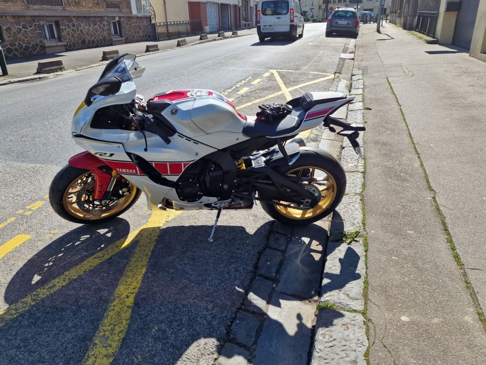 YAMAHA YZF 1000 R1 60TH 4