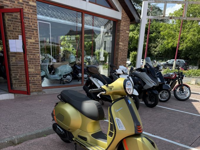 VESPA GTS SUPER SPORT 4