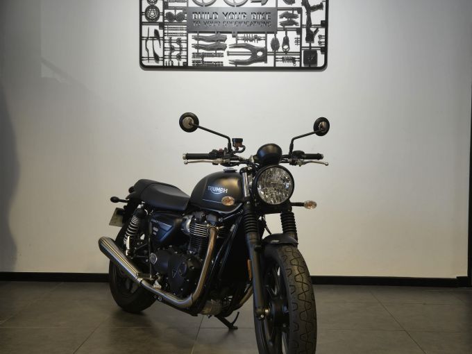TRIUMPH STREET TWIN  900 4