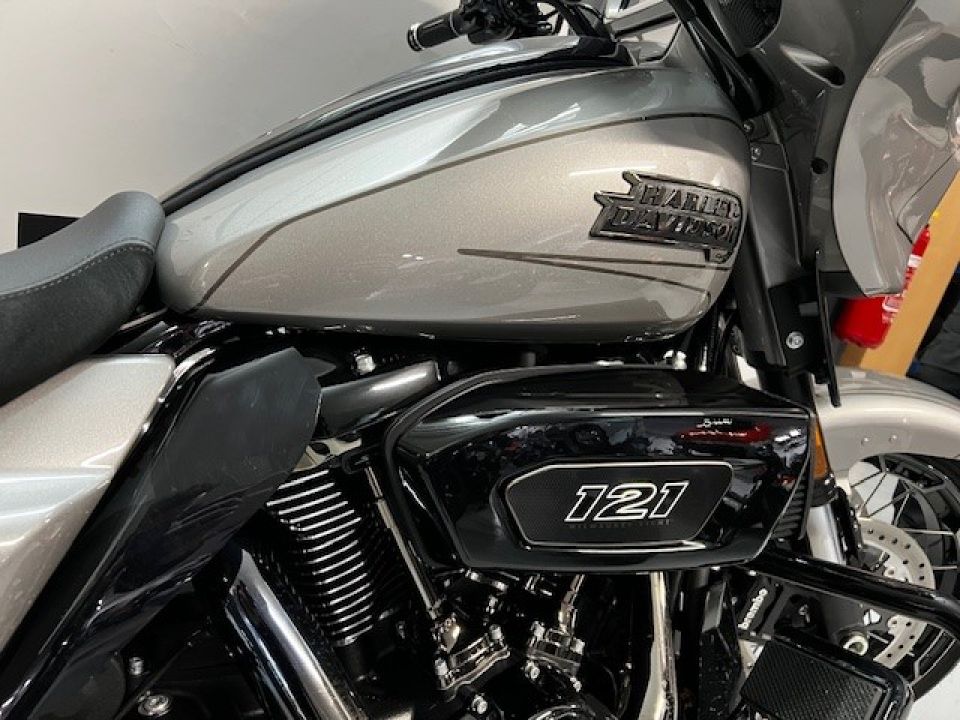 HARLEY-DAVIDSON TOURING STREET GLIDE 1923 CVO  4