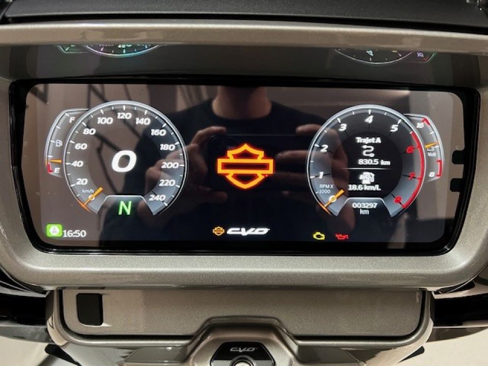 HARLEY-DAVIDSON TOURING STREET GLIDE 1923 CVO  4