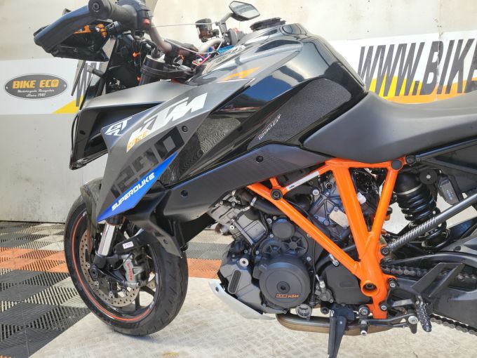 KTM 1290 SUPER DUKE GT 4