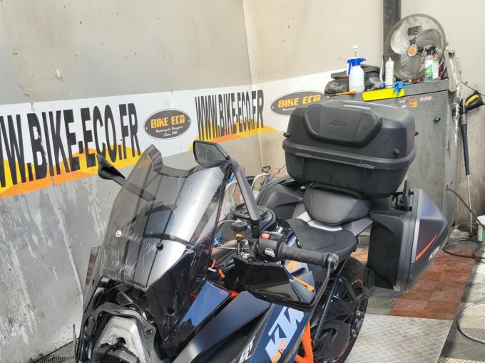 KTM 1290 SUPER DUKE GT 4
