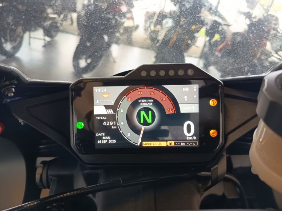 HONDA CBR1000RR FIREBLADE 4