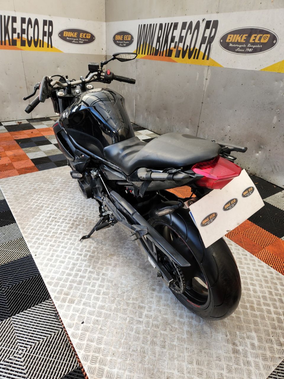 YAMAHA XJ6-N 4