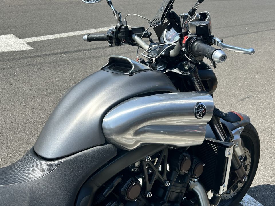 YAMAHA V-MAX 1700 4