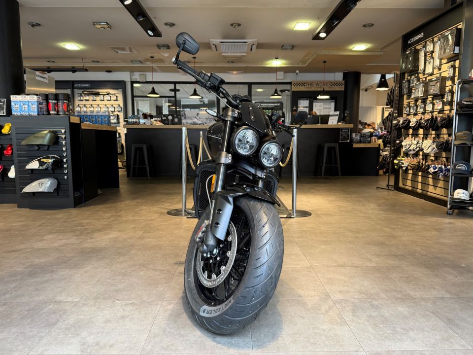 TRIUMPH ROCKET 3 R STORM 4