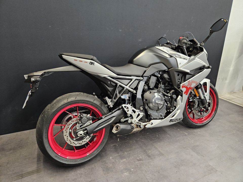 SUZUKI GSX-8R 4