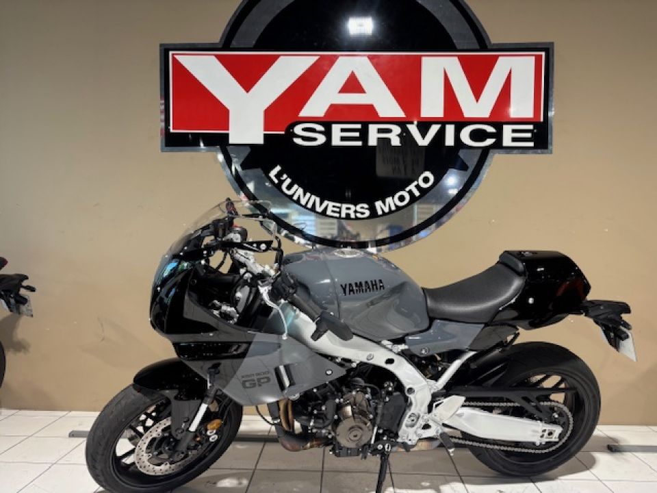 YAMAHA XSR 900 GP 4