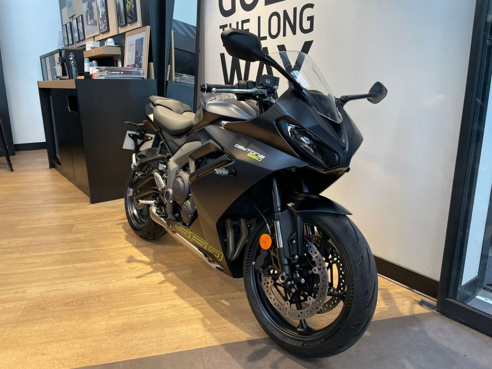 TRIUMPH 	DAYTONA 660 4