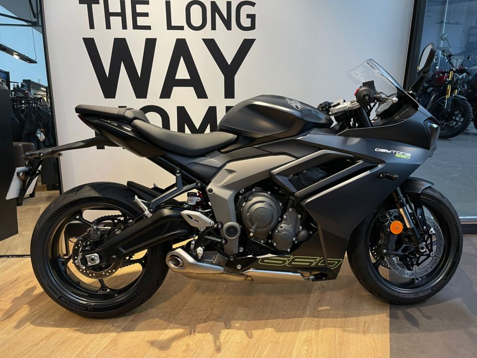 TRIUMPH 	DAYTONA 660 4