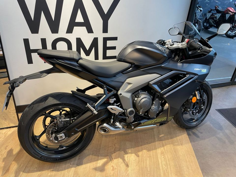 TRIUMPH 	DAYTONA 660 4