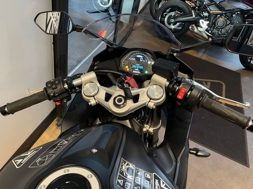 TRIUMPH 	DAYTONA 660 4