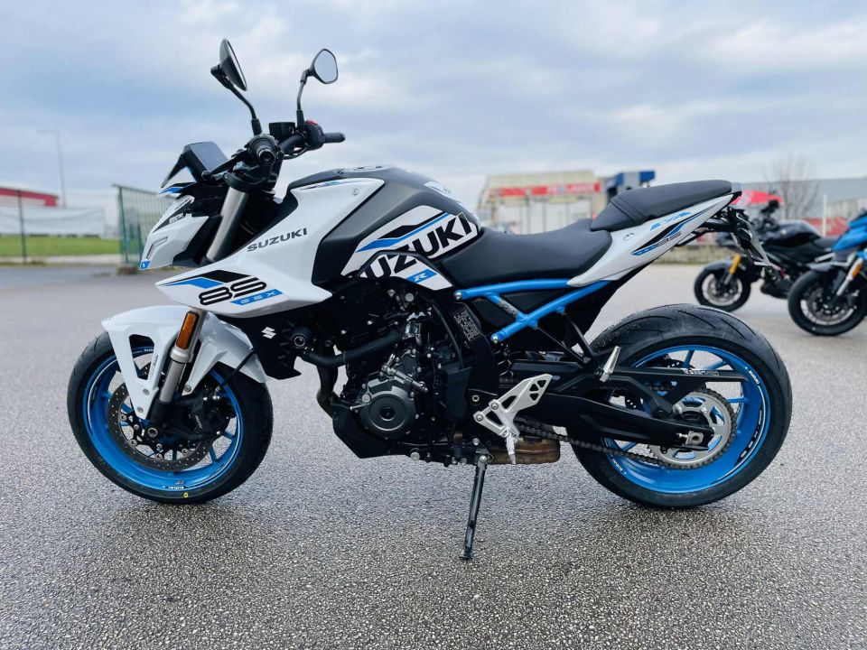 SUZUKI GSX-8S 4