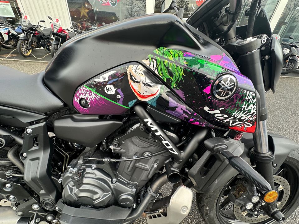 YAMAHA MT-07 4