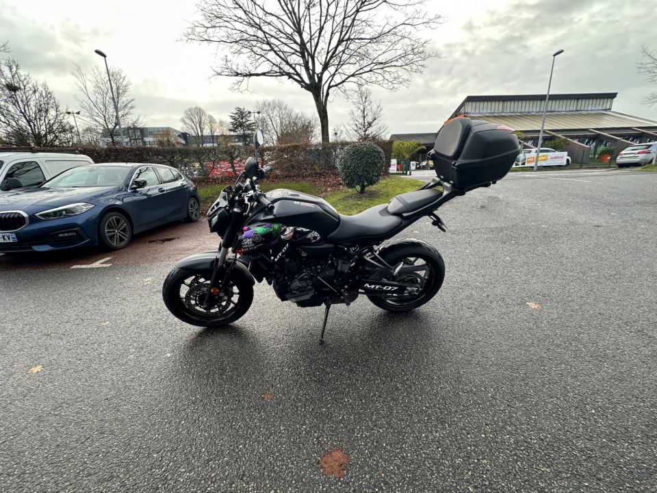 YAMAHA MT-07 4
