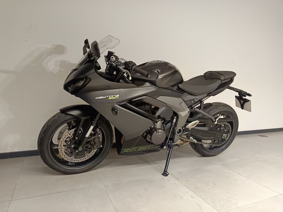TRIUMPH 	DAYTONA 660 4