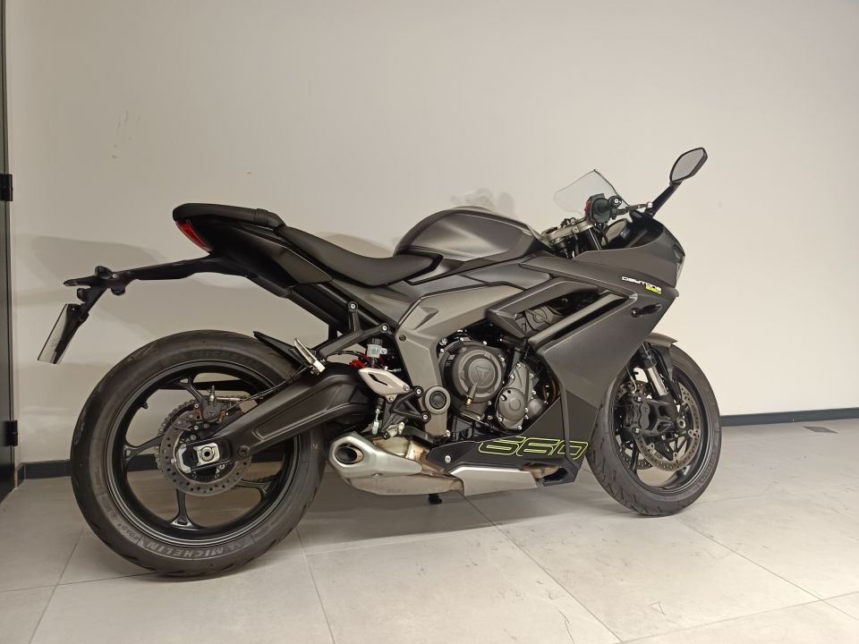 TRIUMPH 	DAYTONA 660 4