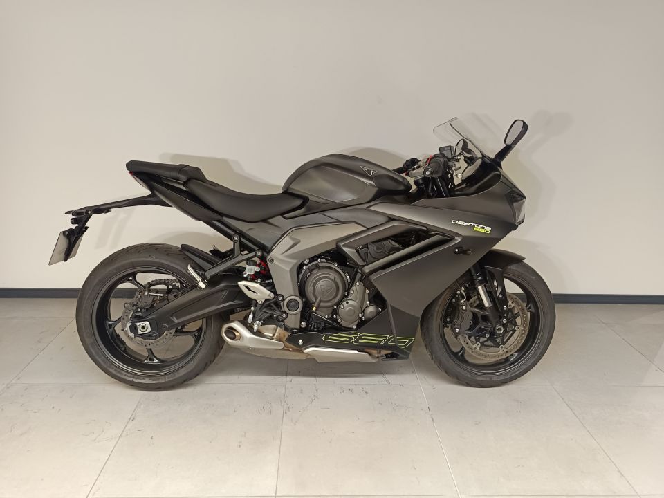 TRIUMPH 	DAYTONA 660 4