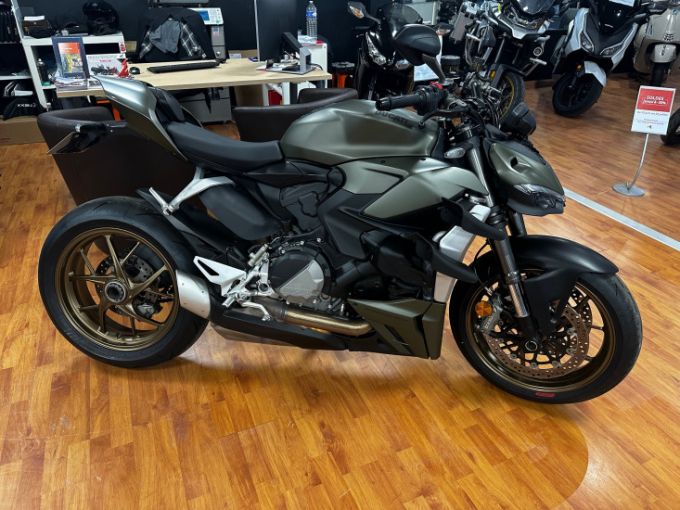 DUCATI STREETFIGHTER V2 4