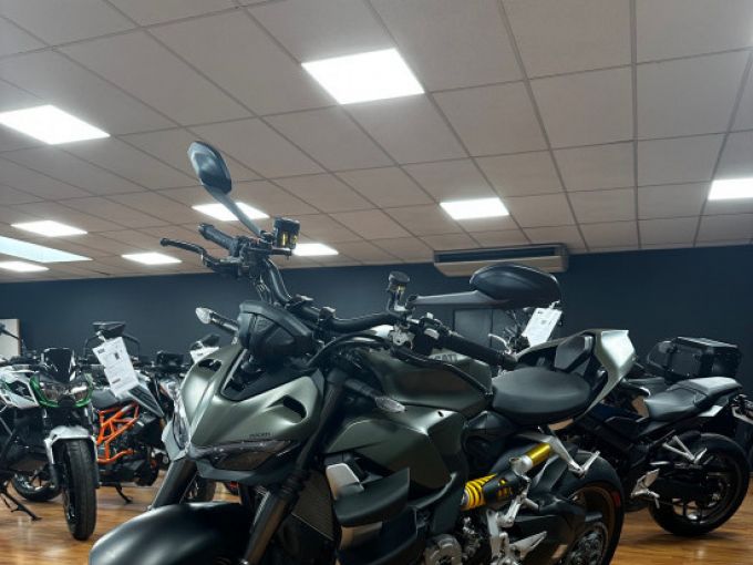 DUCATI STREETFIGHTER V2 4