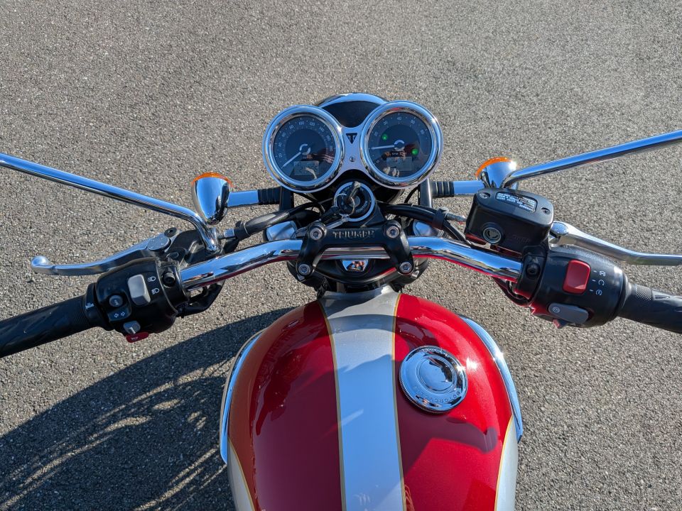 TRIUMPH BONNEVILLE T120 4