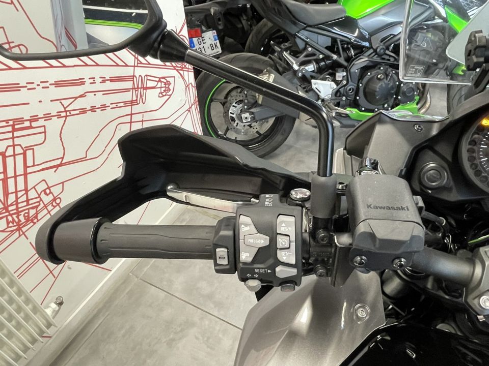 KAWASAKI VERSYS 1100 SE 4