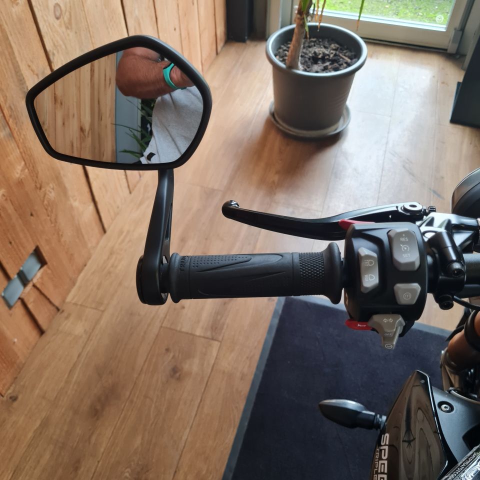 TRIUMPH SPEED TRIPLE 1200 RS 4