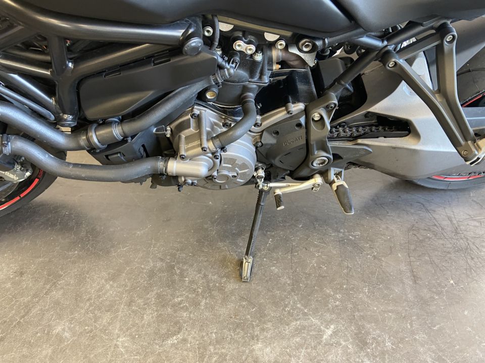 DUCATI MONSTER 821 4