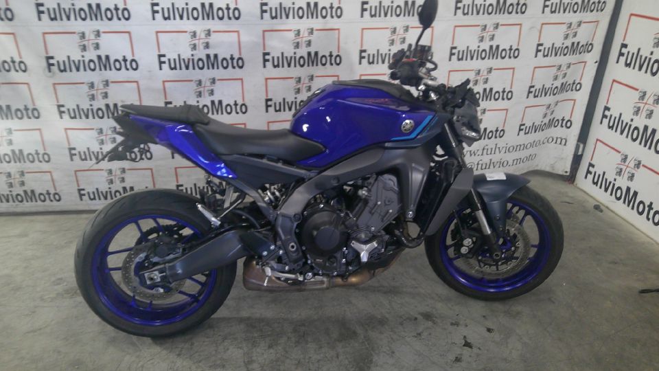 YAMAHA MT-09 4
