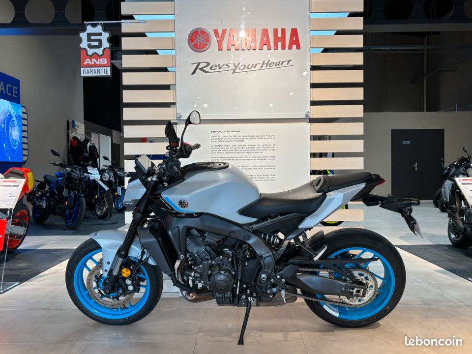 YAMAHA MT-09 4