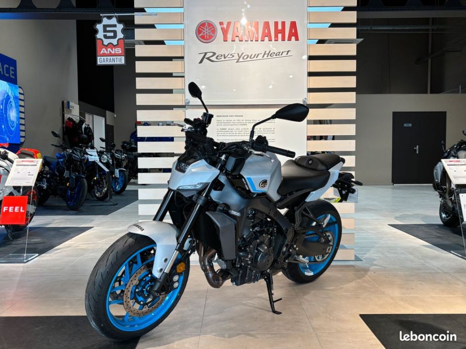YAMAHA MT-09 4
