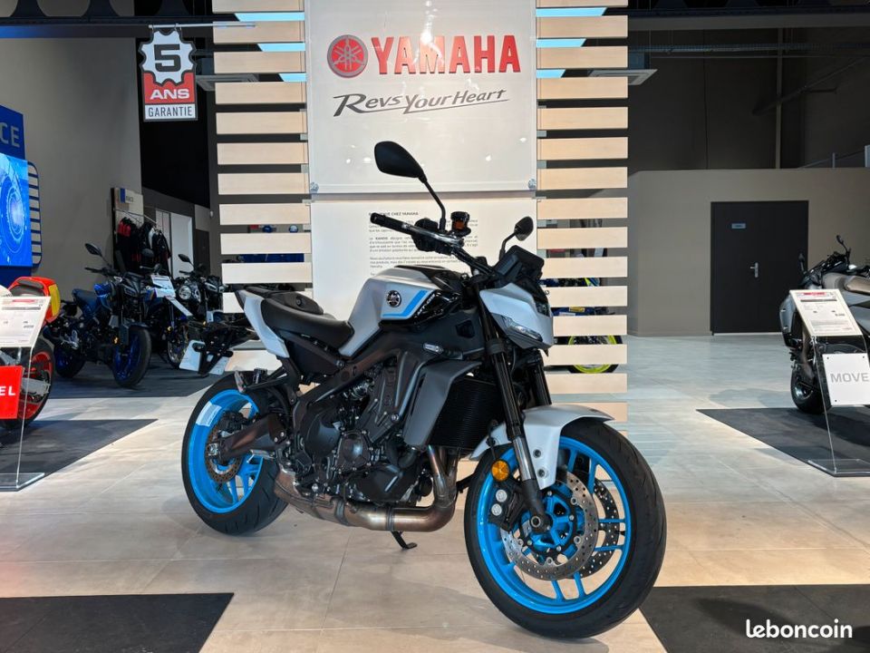YAMAHA MT-09 4