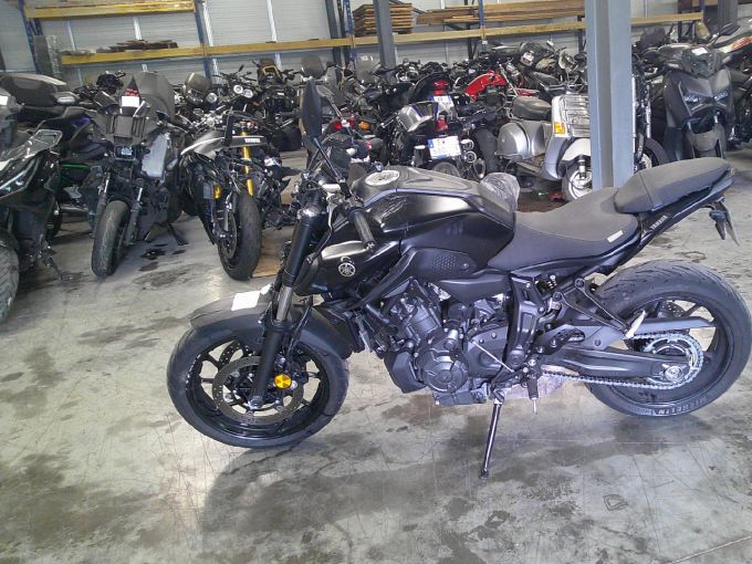 YAMAHA MT-07 4
