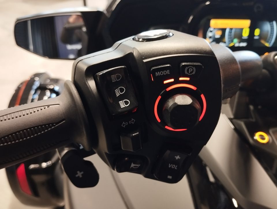 CAN-AM SPYDER F3 LIMITED 4