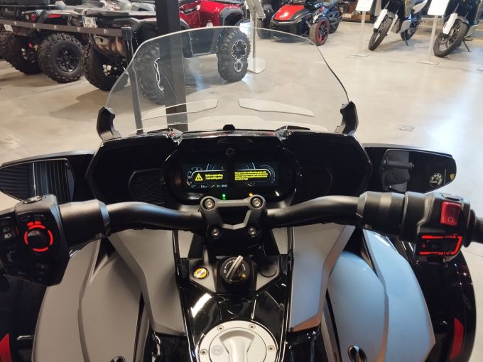 CAN-AM SPYDER F3 LIMITED 4