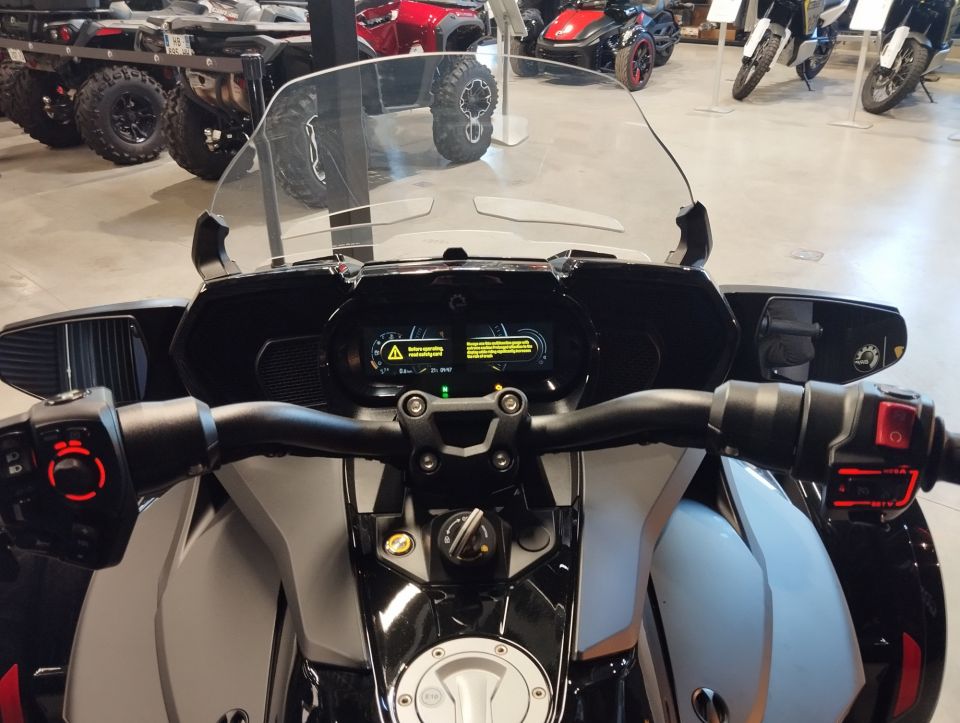 CAN-AM SPYDER F3 LIMITED 4