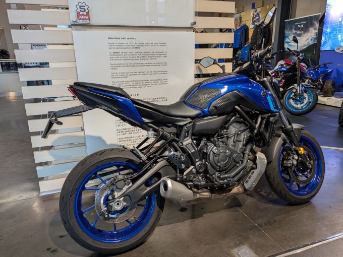 YAMAHA MT-07 4